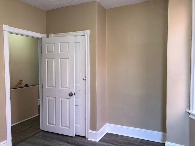 Building Photo - Great 3 Bedroom Home! Freshly Painted! New Flooring! Large Living Area! Eat-in-Kitchen! Screened ...