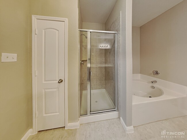 Building Photo - 1327 Tamarack Dr