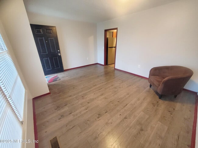 Building Photo - 1568 Hatley St W