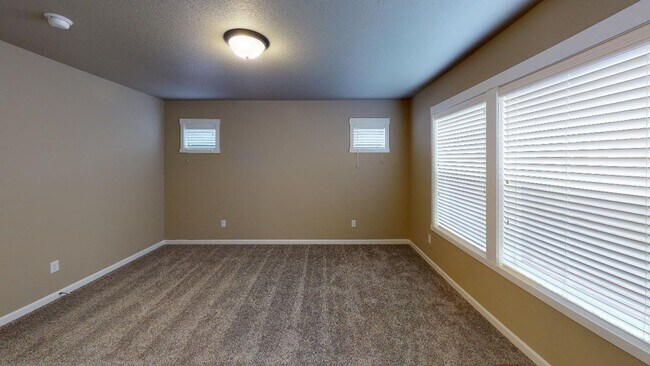 Building Photo - Beautiful new home with upgrades in a quite Vancouver neighborhood.