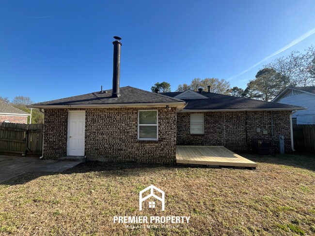 Building Photo - Charming 3BR Home in 38118 | Hardwood Floors & Spacious Fenced Backyard