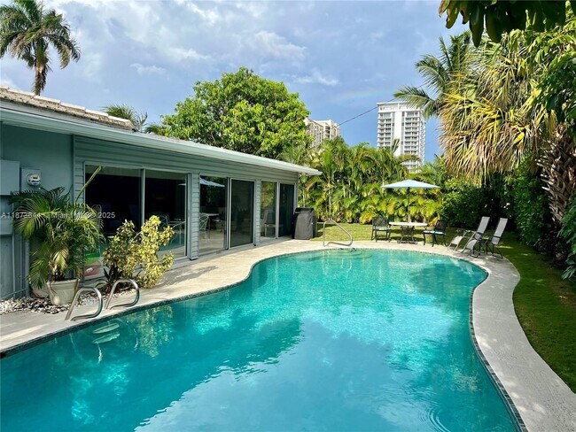 Building Photo - 1241 Manor Dr