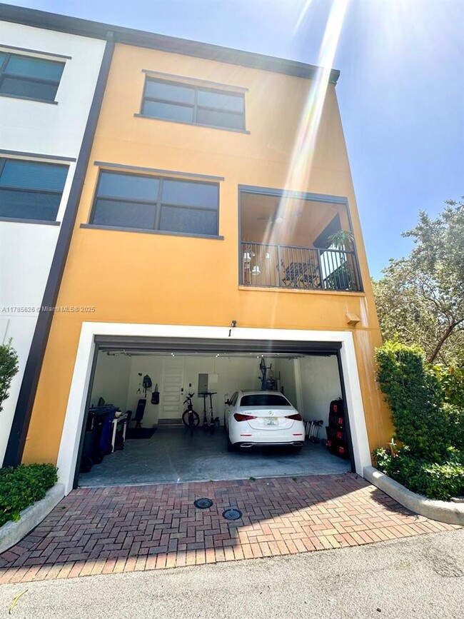 Building Photo - 1405 N Dixie Hwy