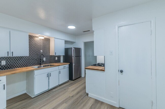 Building Photo - Remodeled 2BR Home w/ Fenced Yard – Only $1395