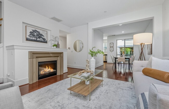 Building Photo - 619 SW Foresta Ter