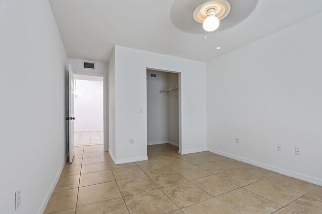 Building Photo - Bright & Airy 3-Bed Home Close to Universi...
