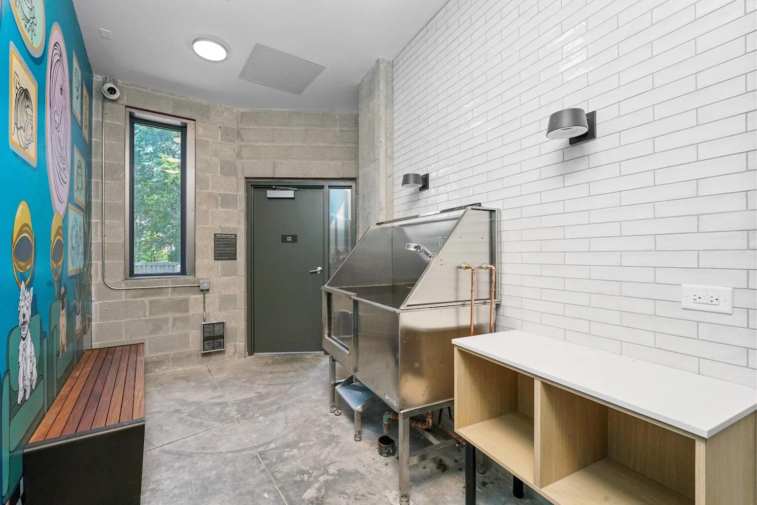 Building Photo - 630 N May St