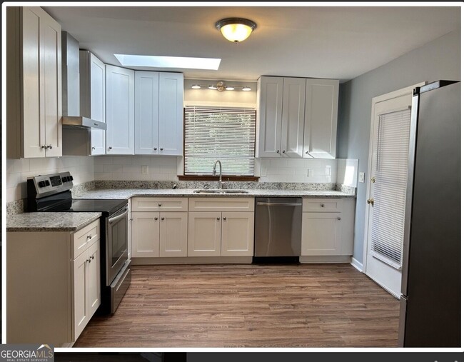 Building Photo - 2354 Greenglade Rd NE