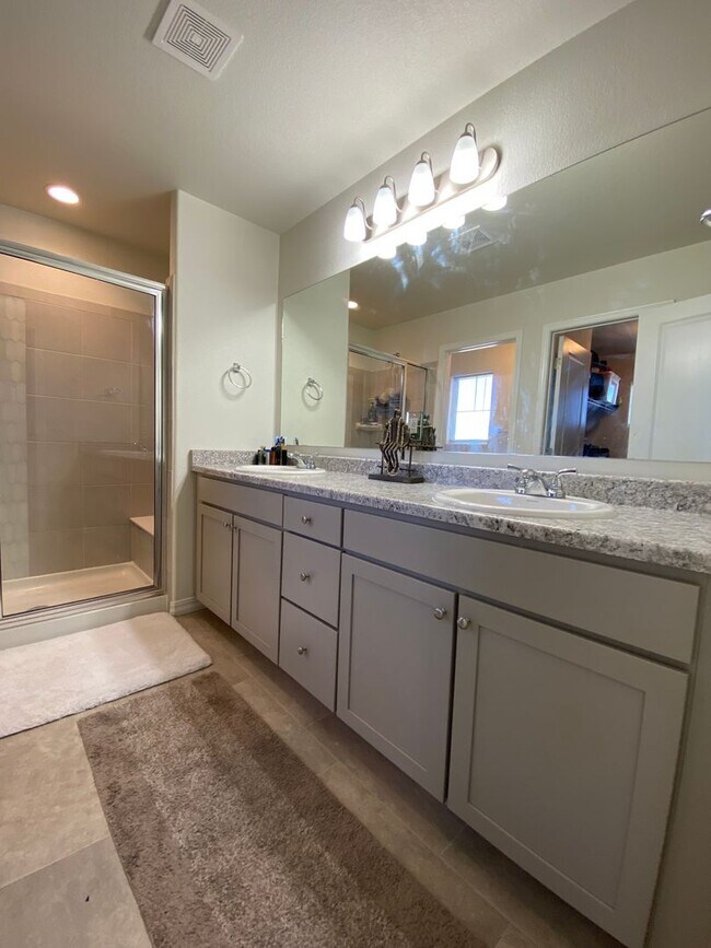 Building Photo - Stunning 3 Bedroom in NE Springs!
