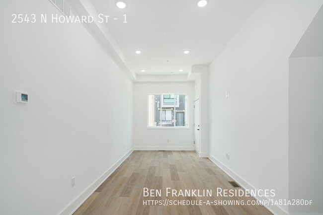 Building Photo - Awesome Bi-Level Apartment in West Kensington