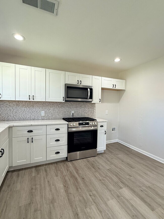 Building Photo - Bright & Clean 3 Bedroom 2 Bath