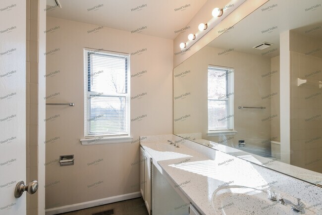 Building Photo - 3049 Willow Creek Estates Dr