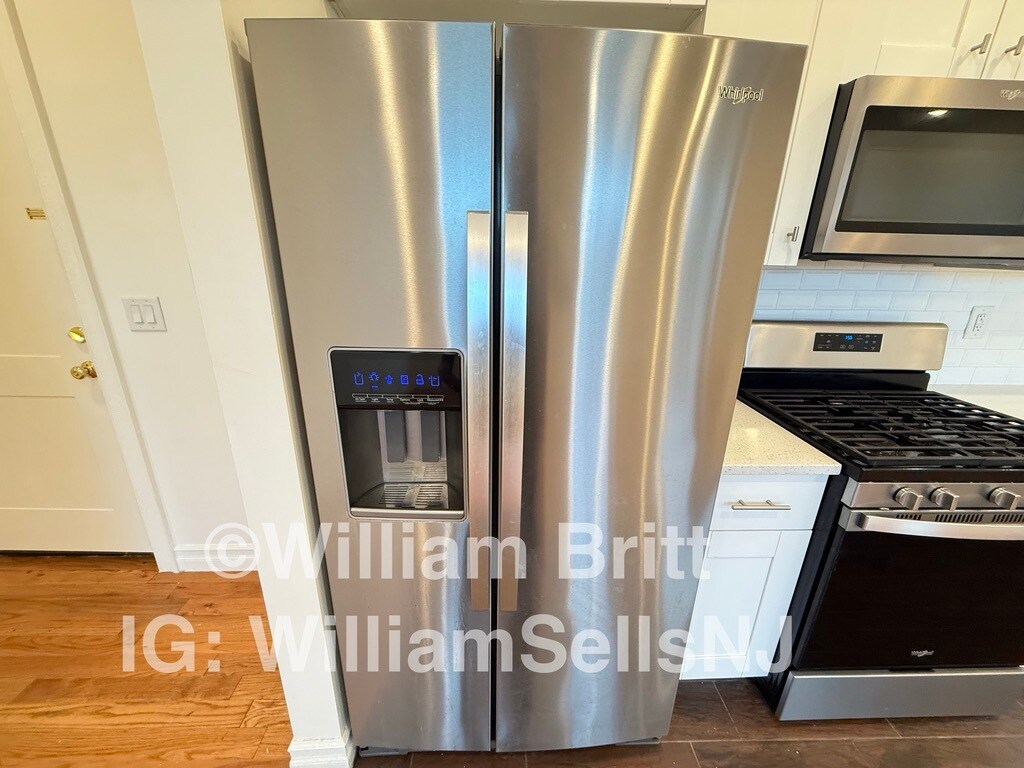 Building Photo - 373 Danforth Ave