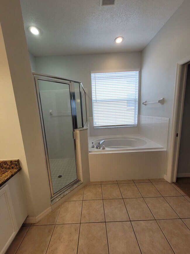 Building Photo - Amazing Renovated 4 bed 3 bath in Davenport