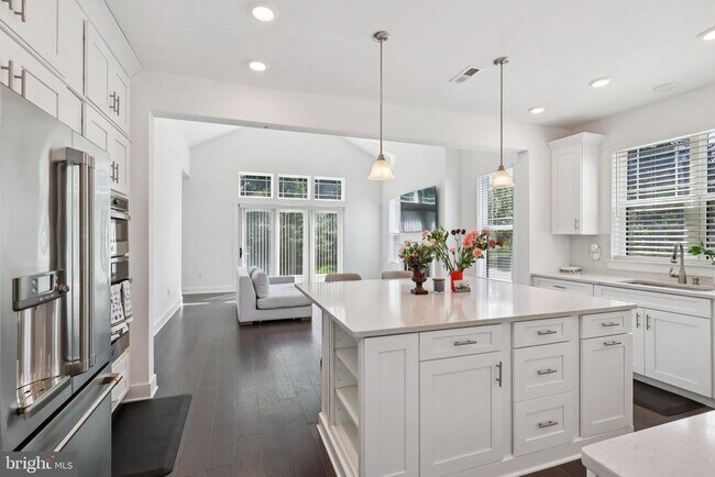 Building Photo - 2 Dogleg Ln