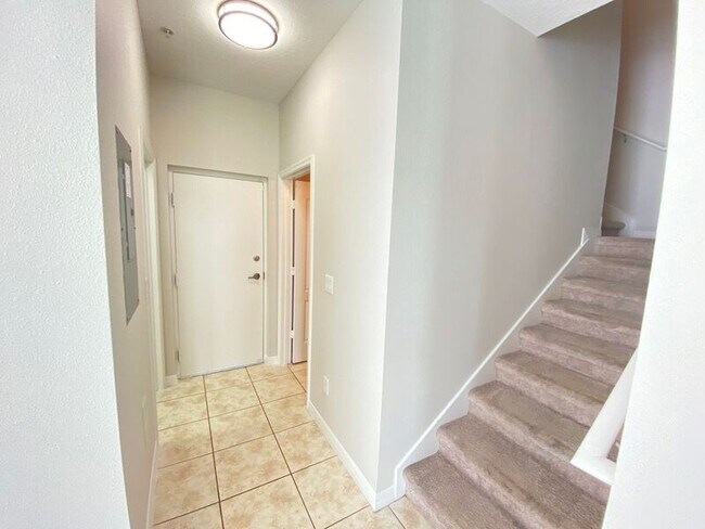 Building Photo - 6610 S Goldenrod Rd