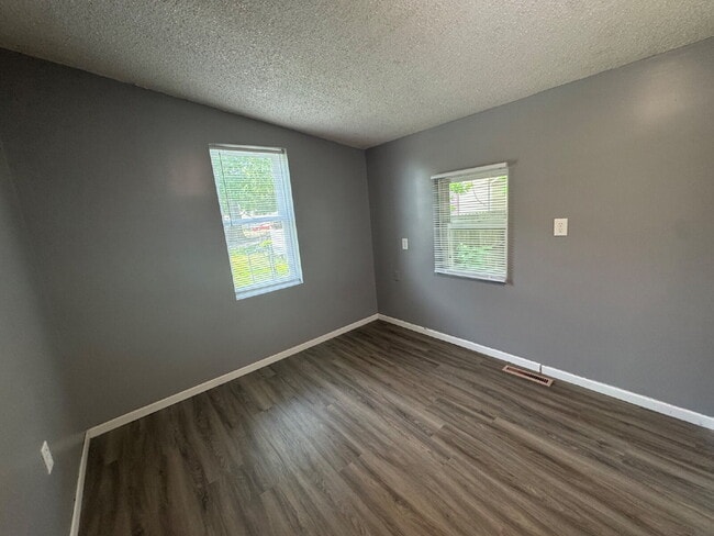 Building Photo - Charming 3-Bedroom Haven in Springfield with Spacious Living!