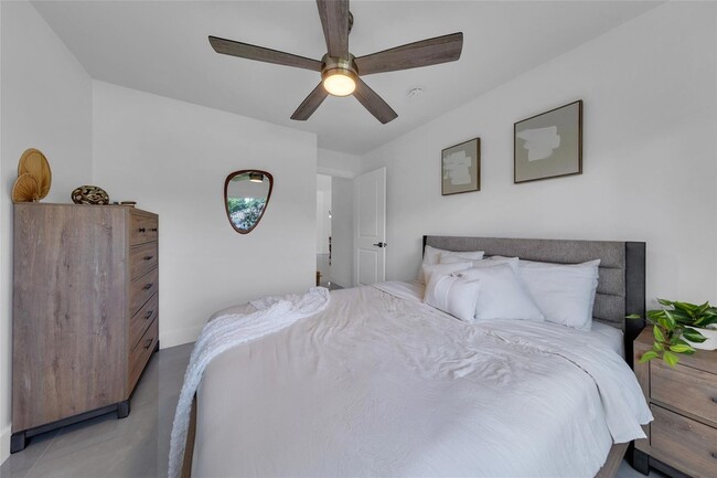 Building Photo - 9585 Carousel Cir S