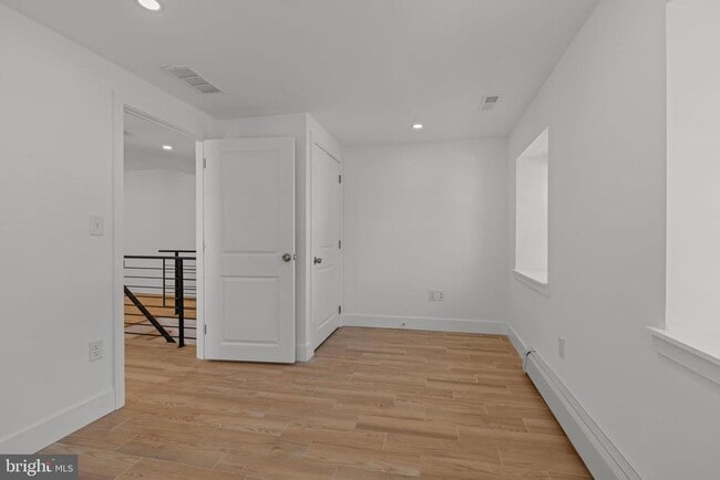 Building Photo - 122 E Richardson Ave