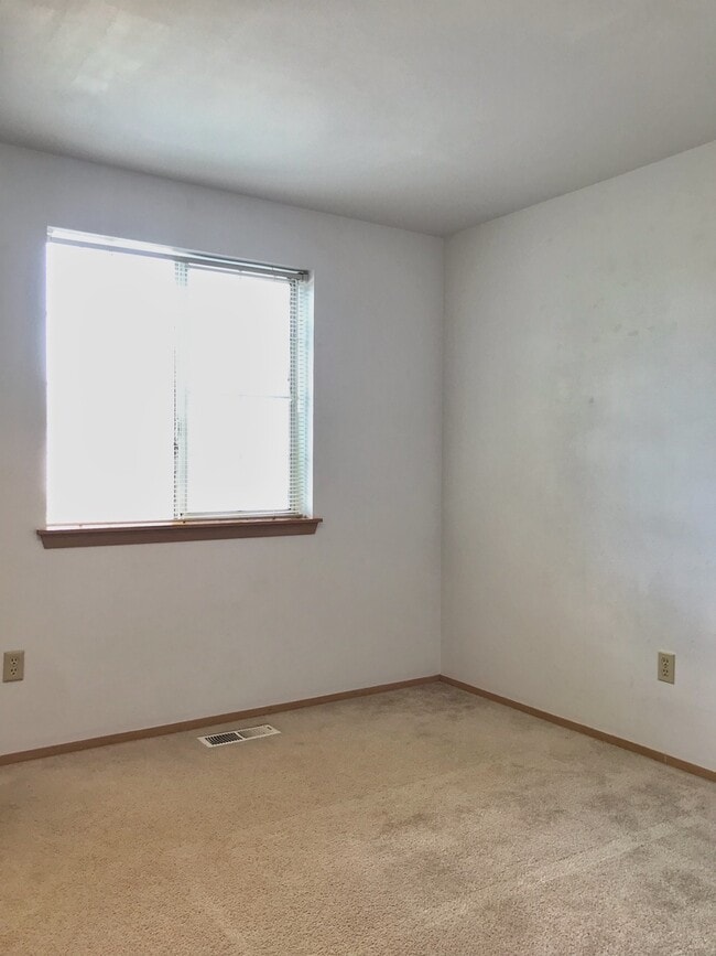 Building Photo - Great 3 bed with huge yard!