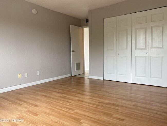 Building Photo - 732 N Halifax Ave