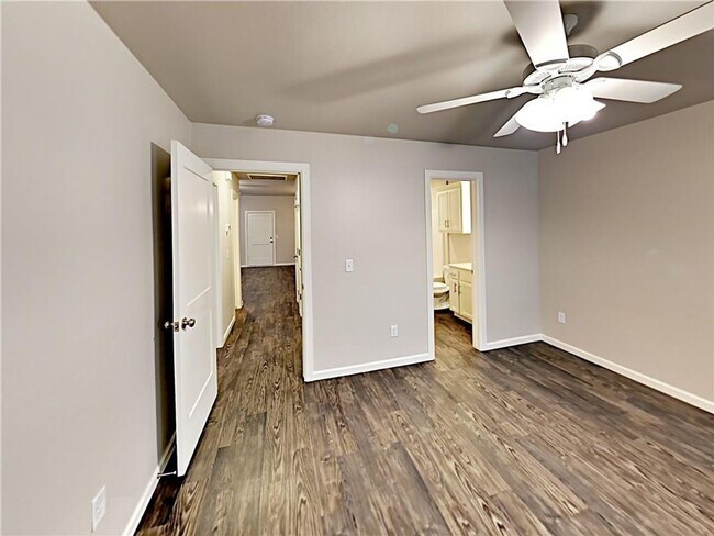 Building Photo - 2 Bedroom 2 Bathroom 2 Car Garage Duplex w...