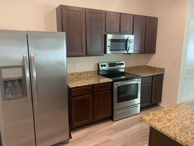 Building Photo - Beautiful Home Located In The New Chestnut Village Neighborhood On SW Archer Road