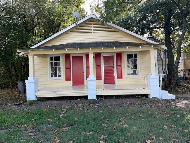 Building Photo - 3160 Wyandotte St