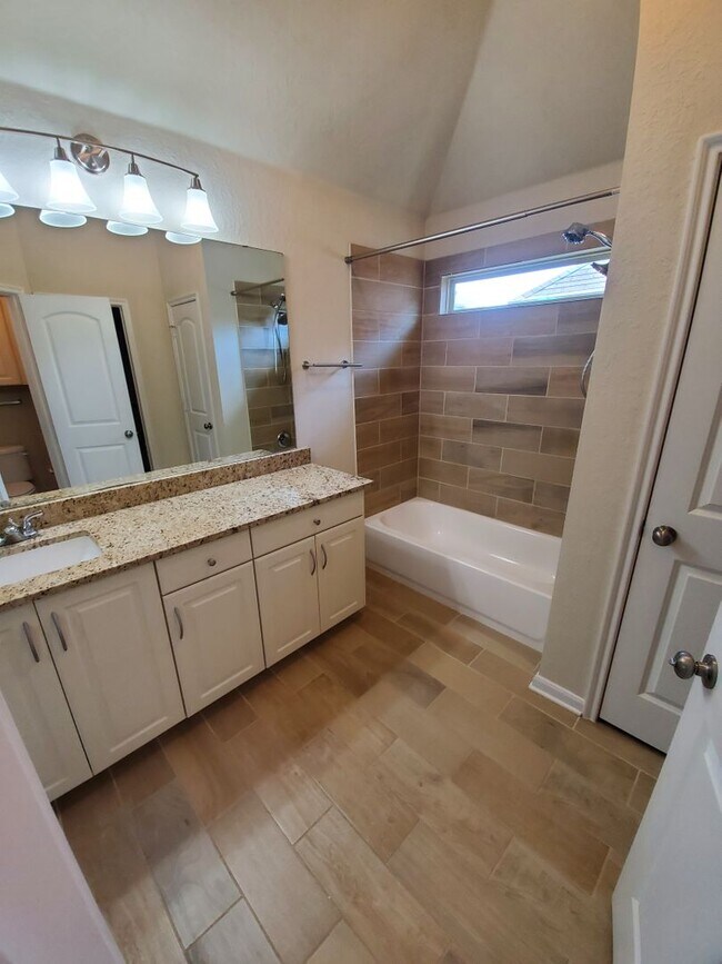 Building Photo - 3/2 Home with Open Floor Plan in Bryan