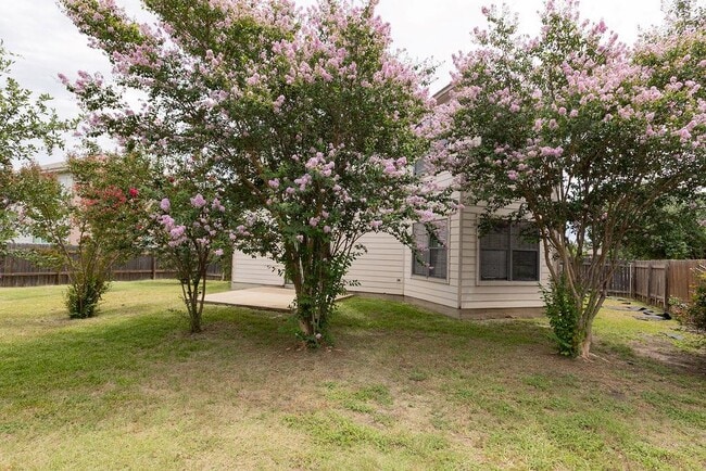Building Photo - 211 Rim Rock Dr
