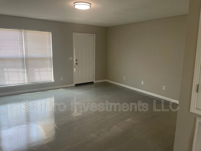 Building Photo - 125 Village Pl