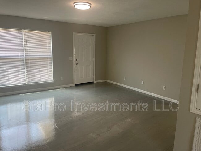 Building Photo - 128 Village Pl