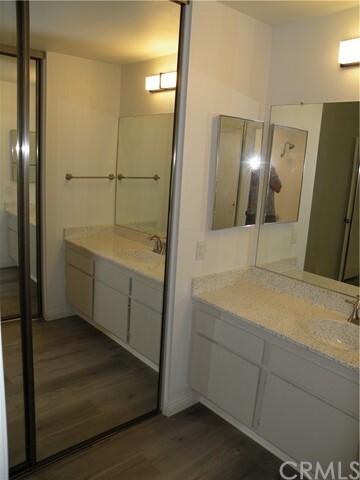 Building Photo - 40 Streamwood