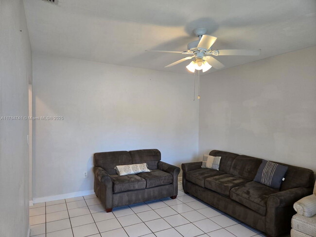 Building Photo - 1152 Bayview Dr