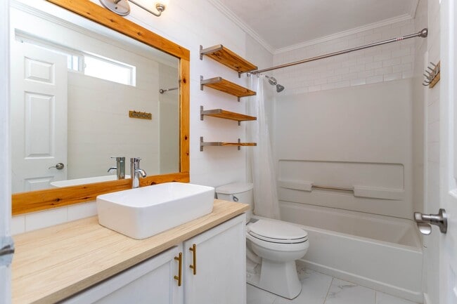 Building Photo - MODERN 3-BEDROOM HOME in CROSS CREEK w/ A/C