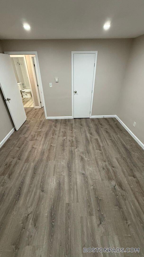 Building Photo - 10 Perry St