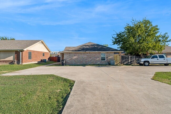 Building Photo - Spacious 4-Bedroom Home with Private Fenced Yard in Fort Worth