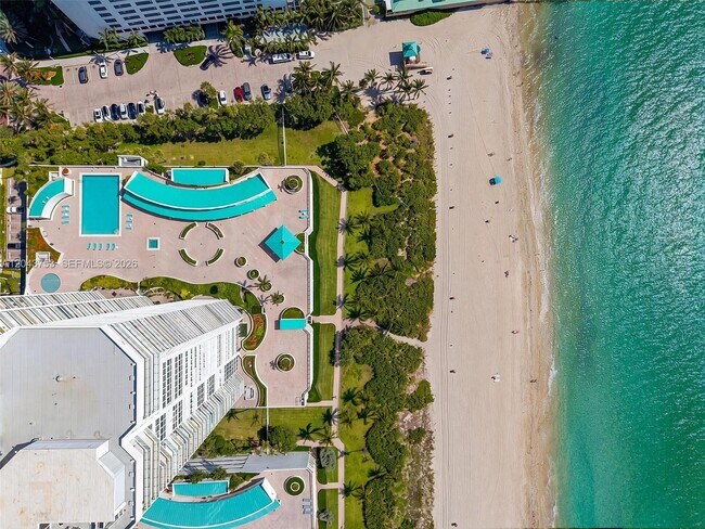 Building Photo - 16485 Collins Ave