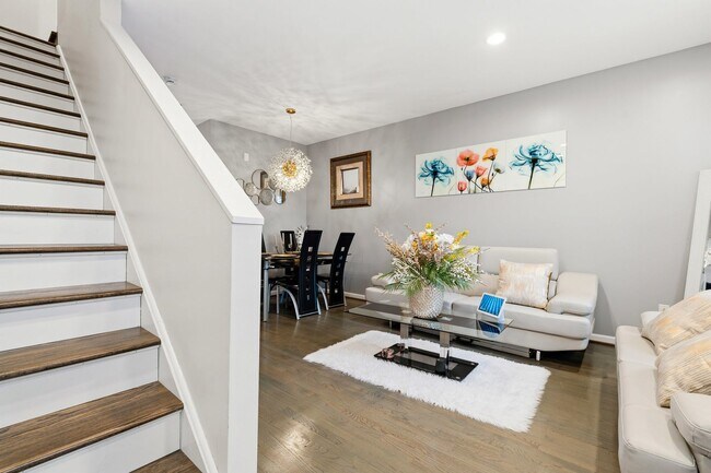 Building Photo - Spacious Updated 3BR Home with Converted Den
