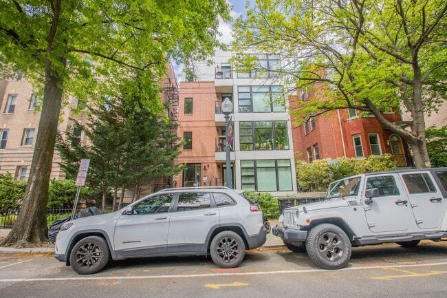 Building Photo - Stunning 2 BR/2 BA Condo in Lanier Heights!