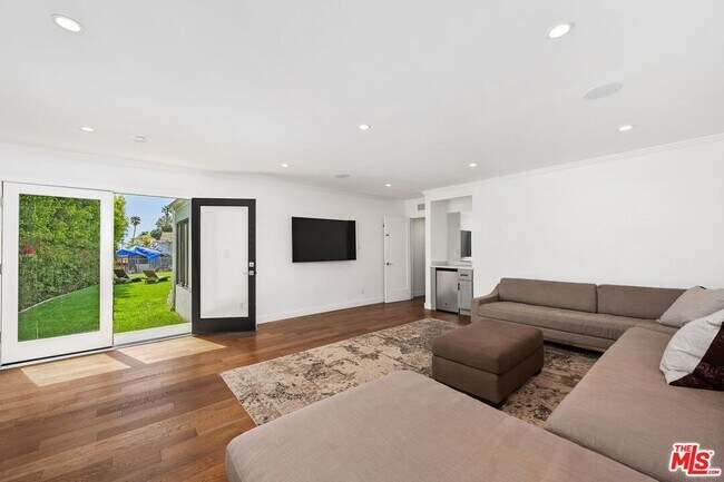 Building Photo - 400 Chautauqua Blvd