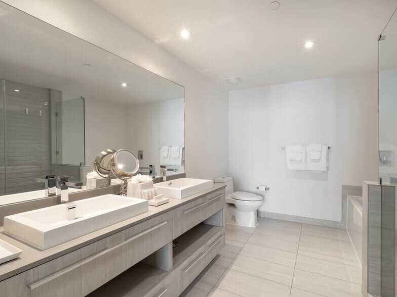 Building Photo - 4010 S Ocean Dr
