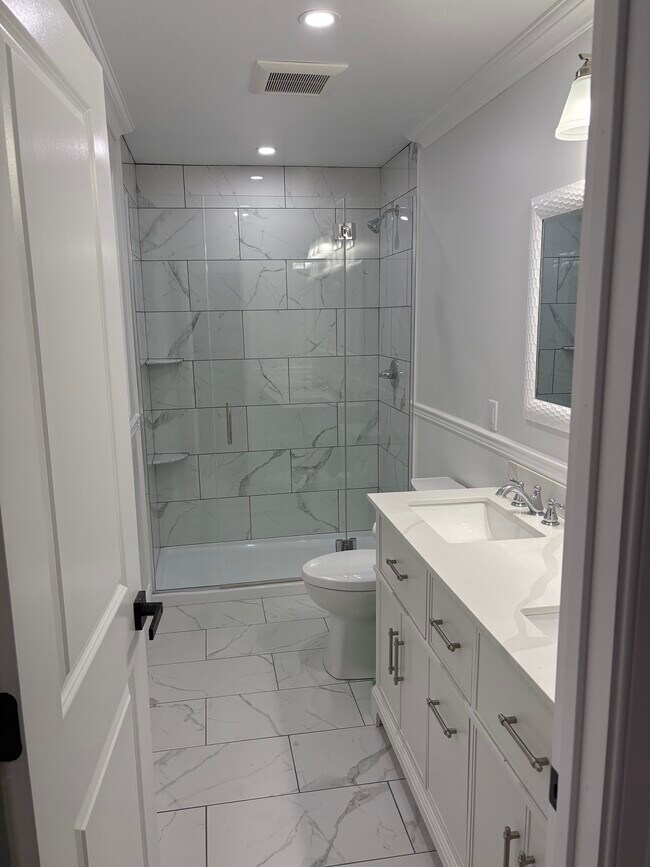 Building Photo - 724 Holmdel Rd