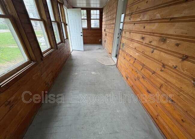 Building Photo - 710 3rd St