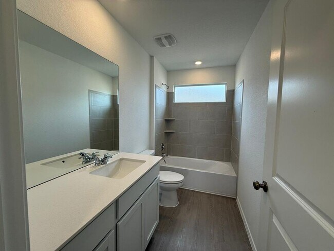 Building Photo - 519 Vantage Dr