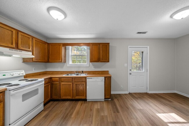 Building Photo - 3 Bedroom Pet Friendly Home For Rent!