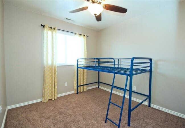 Building Photo - Cute Hidden Valley Townhome!