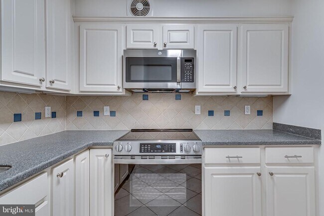 Building Photo - 5904 Mt Eagle Dr