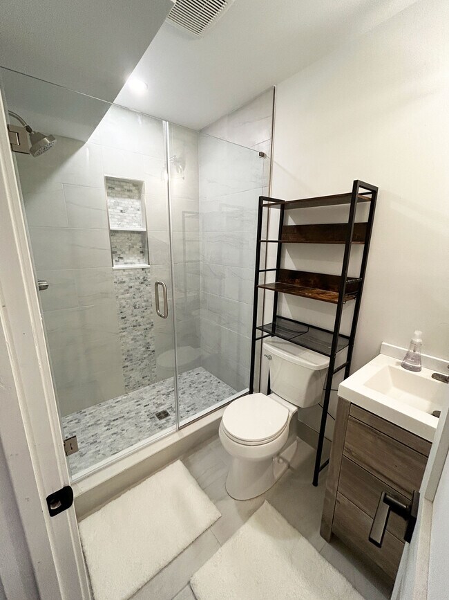 Building Photo - 6427 83rd Pl