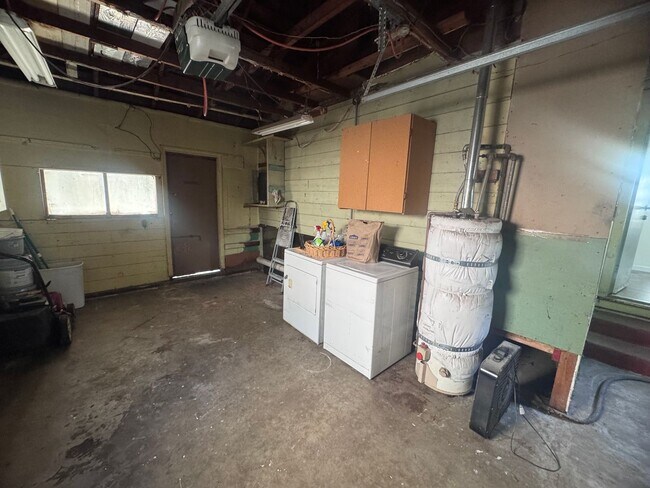 Building Photo - 2-Bedroom Home in the State Streets!